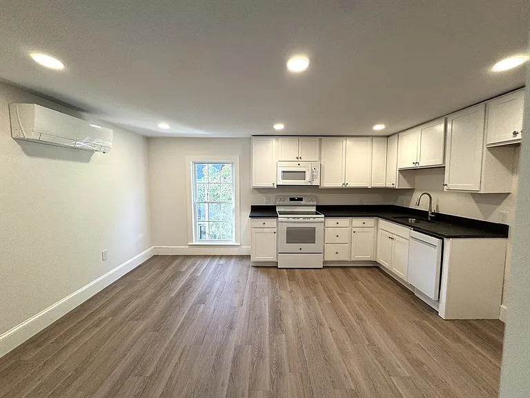 55 Central St #2R — Photo 1