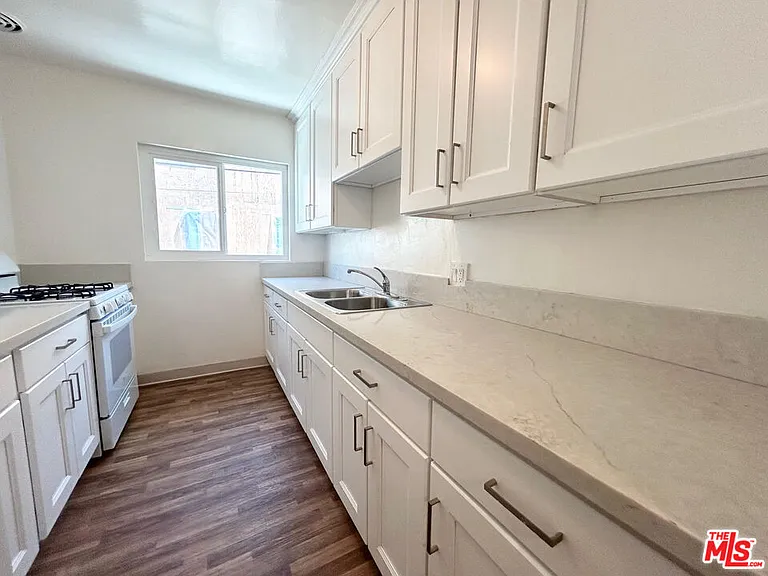 1146 N Formosa Ave #8 — Photo 5