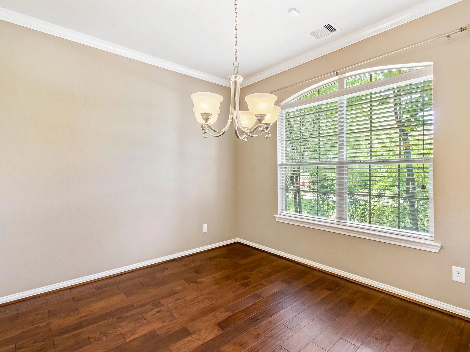 4 bed, 2.0 bath, 2192 sqft, $2,150 — Photo 4