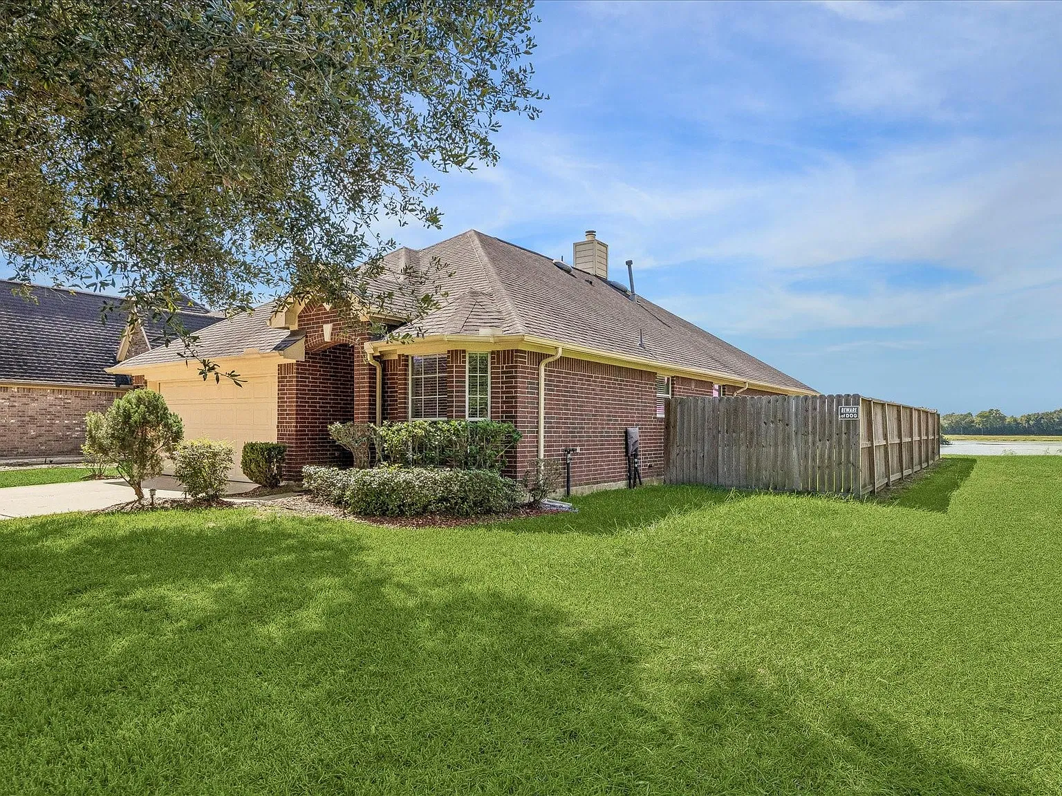 3 bed, 2.0 bath, 1732 sqft, $2,300 — Photo 2