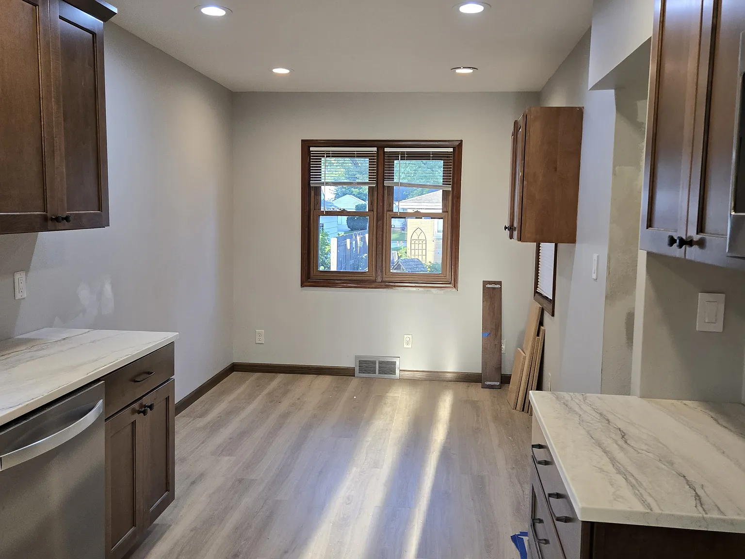 3 bed, 1.5 bath, 1280 sqft, $2,460 — Photo 2