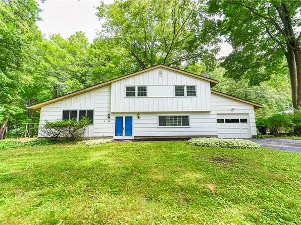 46 Crystal Springs Ln, Fairport, NY 14450