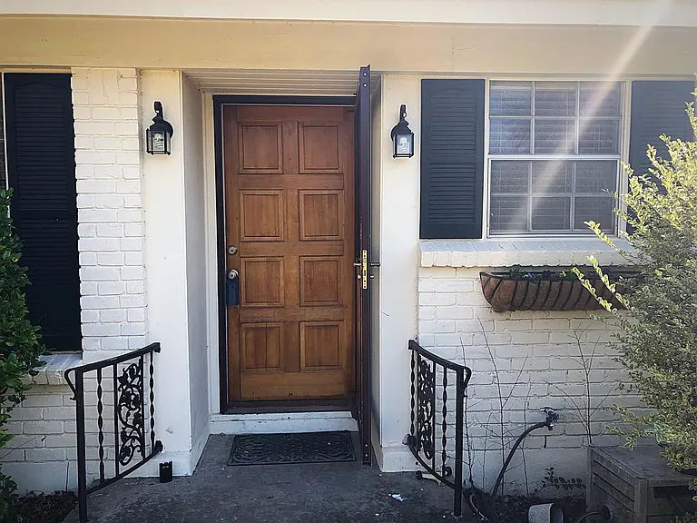 6907 Isabelle Dr — Photo 3