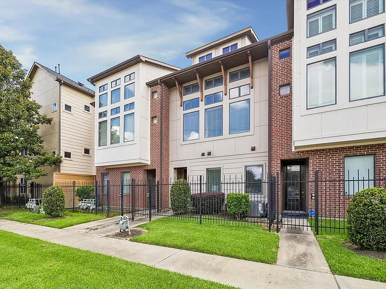 2848 Leeland St — Photo 2