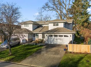 2012 Northbrook Dr, Sidney, BC V8L 4W1