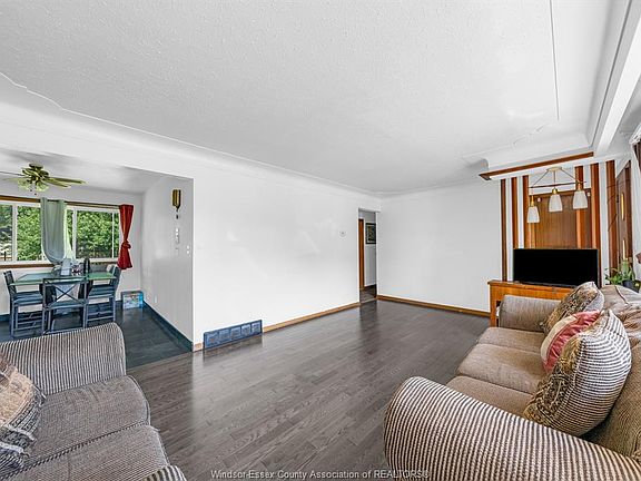 4th image of 71 Danforth Ave