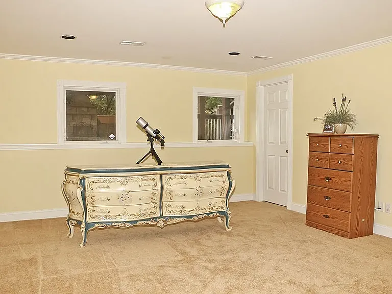 Bedroom (basement)