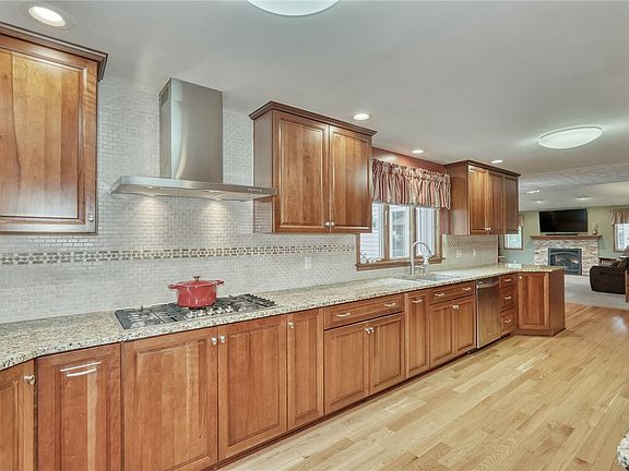 5th image of 721 Close Cir