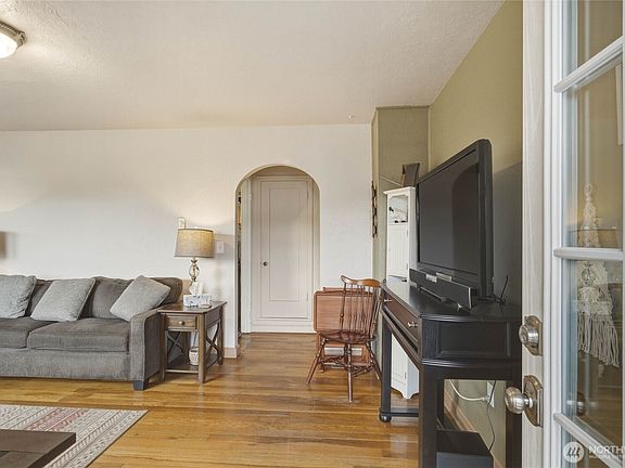 3rd image of 462 Beach Street