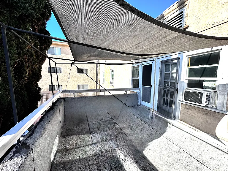 361 S Berendo St — Photo 21