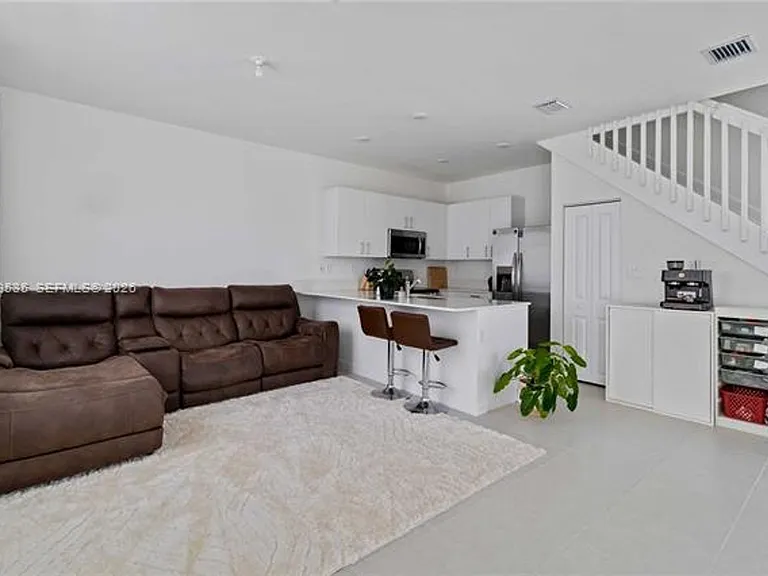 760 SE 13th Ct #Townhouse 760 — Photo 3