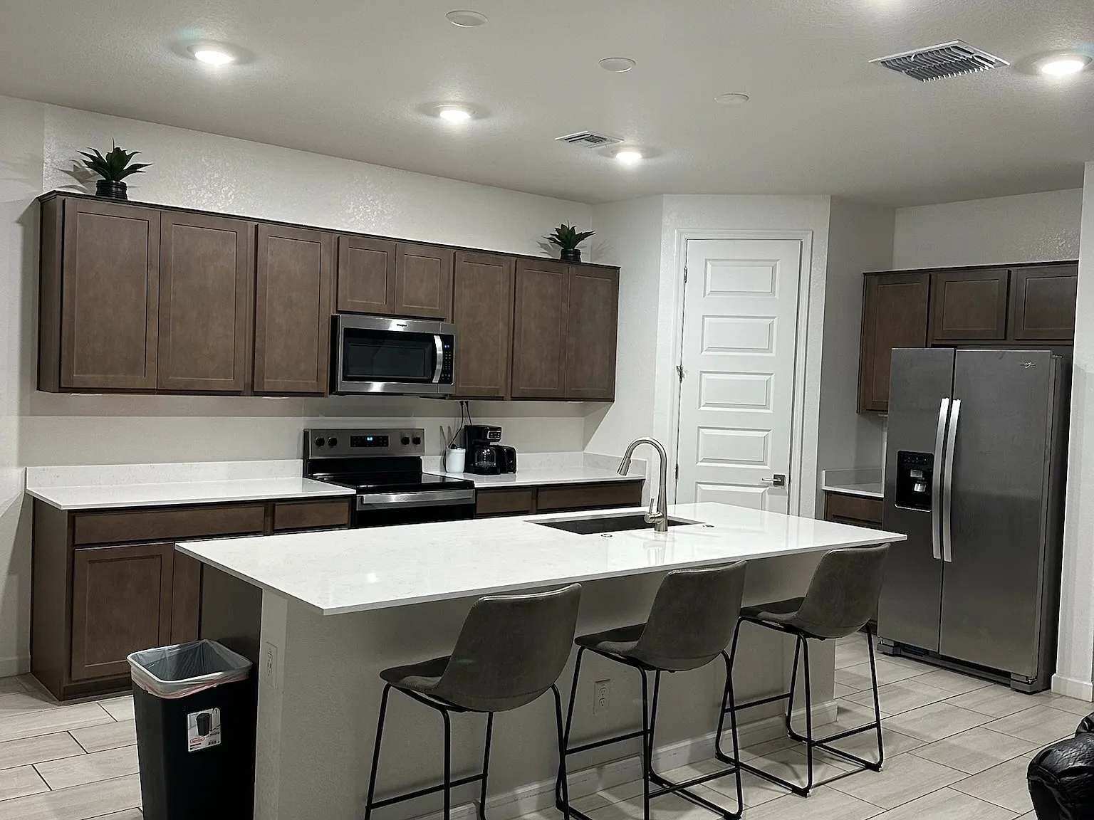 5 bed, 3.5 bath, 3100 sqft, $4,900 — Photo 1