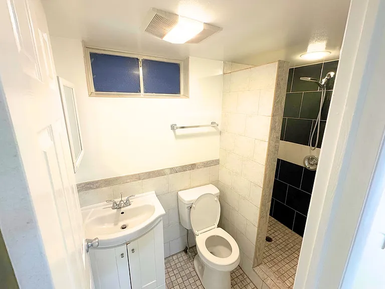 1606 W Healey St — Photo 6