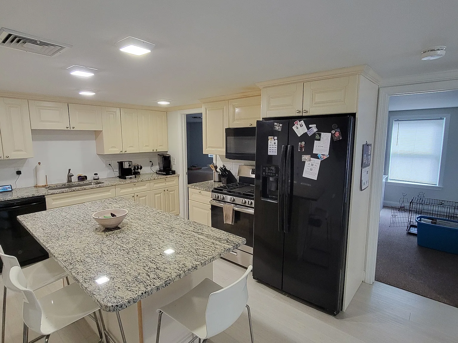 3 bed, 1090 sqft, $3,100 — Photo 4