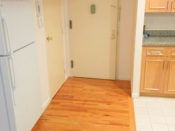 4th image of 3721 31st St #405