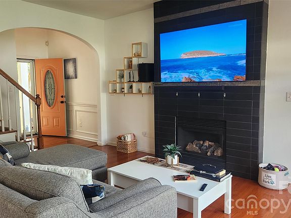 3rd image of 1805 Crabapple Tree Ln