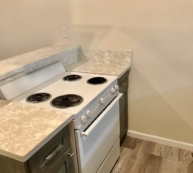Stove and Refrigerator included
Incluye Estufa y refrigerador