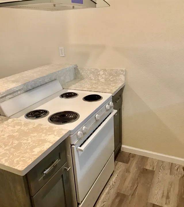 Stove and Refrigerator included
Incluye Estufa y refrigerador