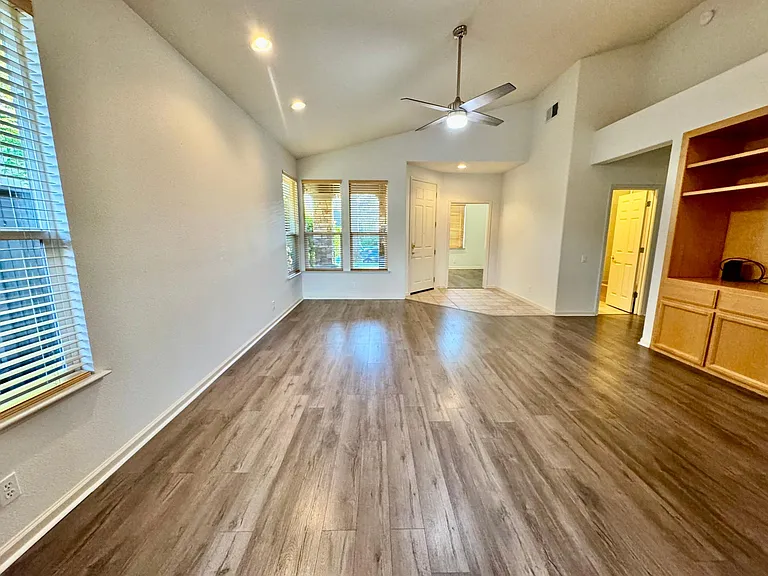 4025 Ironwood Dr — Photo 2