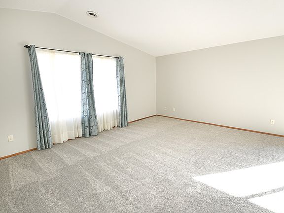 3rd image of 89 Parkview Cir