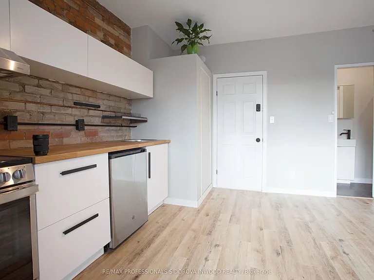 2088 Dundas St W — Photo 12