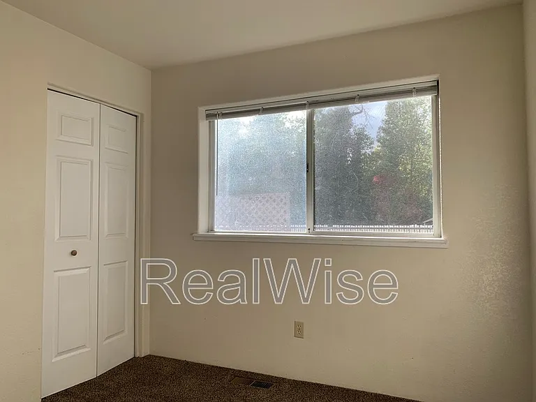 249 SW Rogue River Ave #D — Photo 6