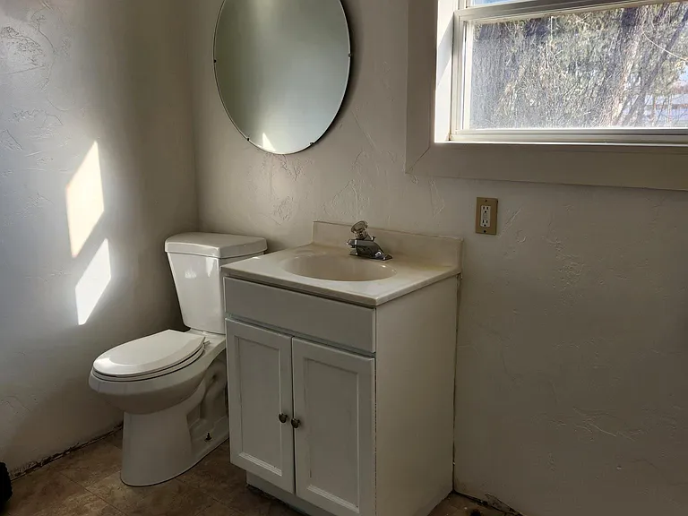 132 Elm St N — Photo 11
