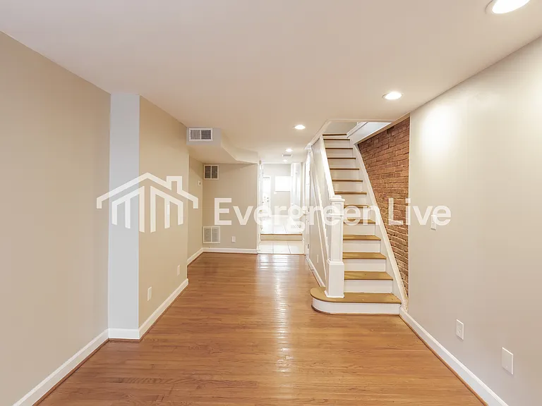 512 S Port St — Photo 1