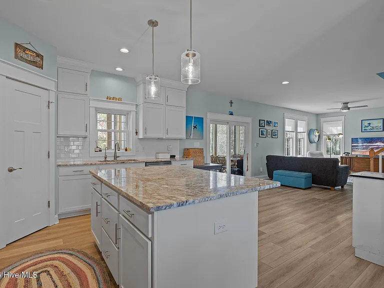 310 Lord Berkeley Dr — Photo 14