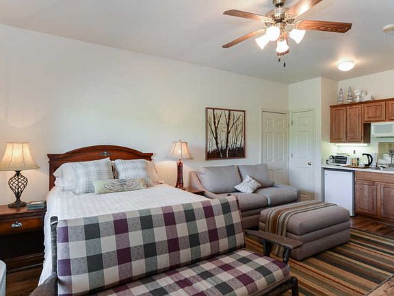 4th image of 1001 Golf Dr