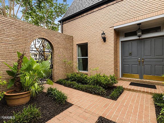 3rd image of 10 Heatherstone Dr