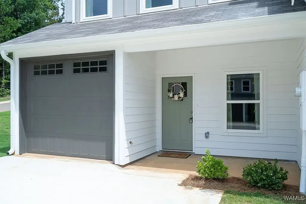 3 bed, 2.5 bath, 1612 sqft, $1,800 — Photo 2