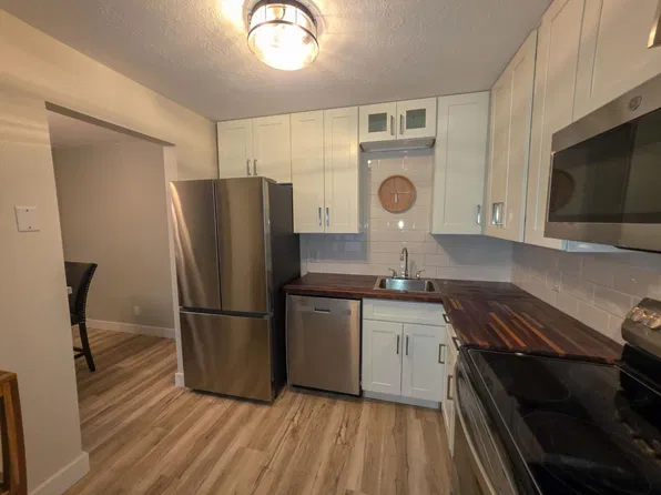 5627 Green Circle Dr APT 121, Minnetonka, MN 55343