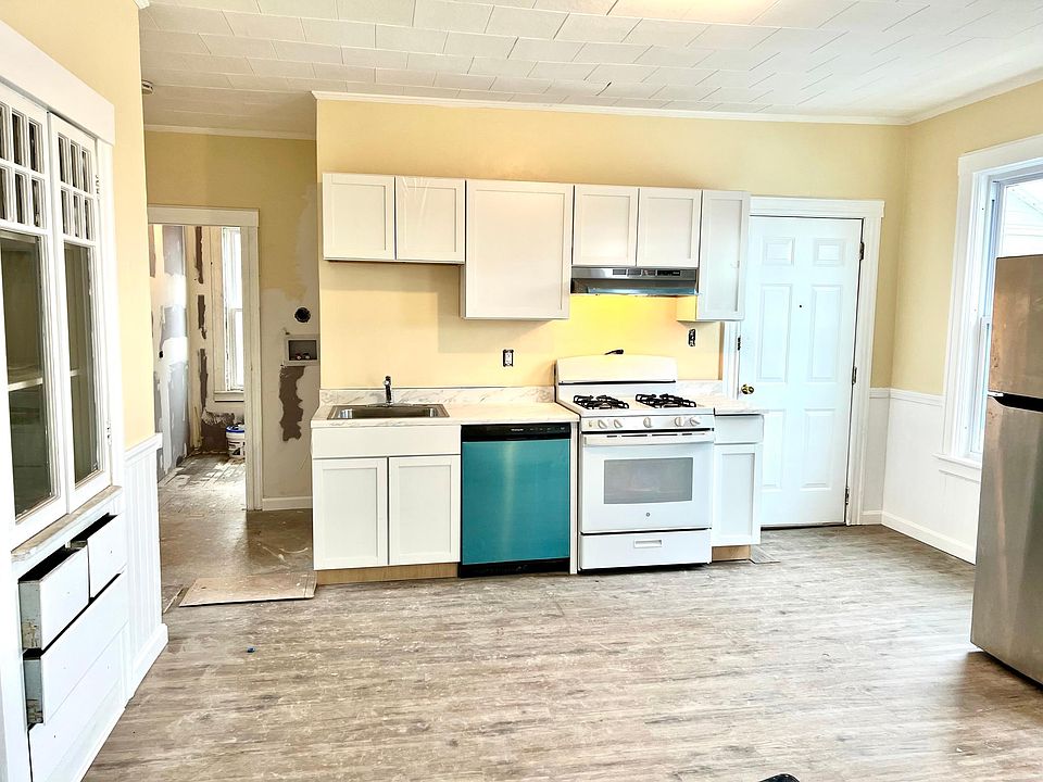 Remodeled Big eat in Kitchen,
Washer and Dryer hook up is available!