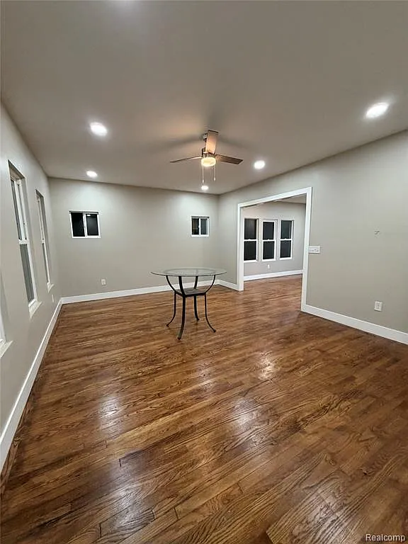 3 bed, 1.0 bath, 3200 sqft, $1,600 — Photo 3