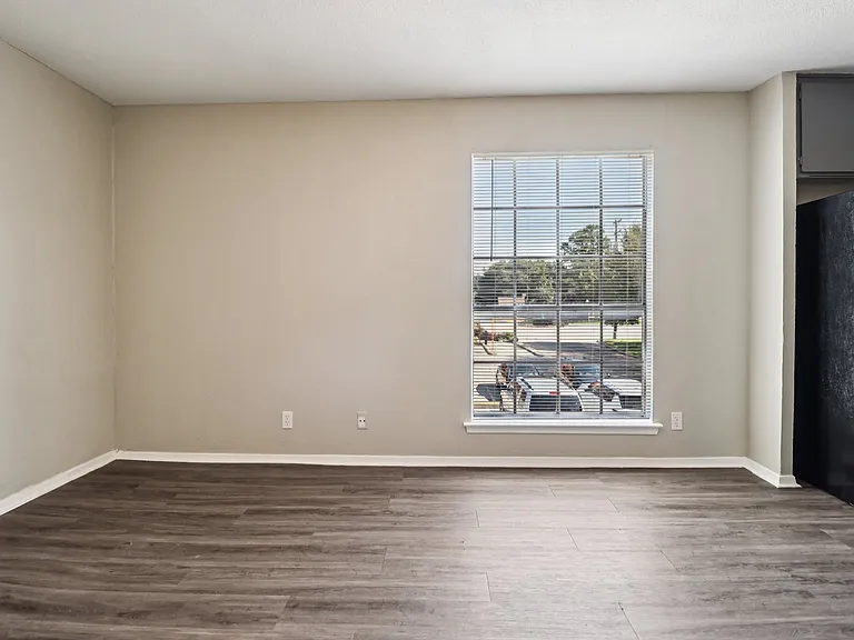 Oak Tree Apartments — Photo 11