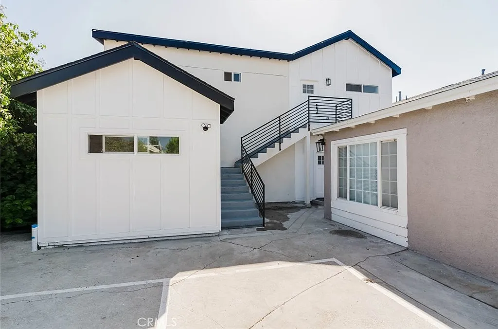 2 bed, 870 sqft, $3,300 — Photo 1