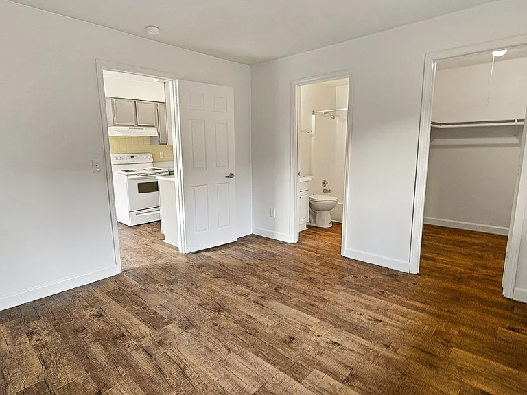 Green Door Apartments — Photo 35