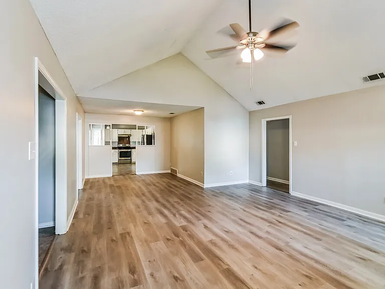 4864 Barkshire Dr — Photo 5