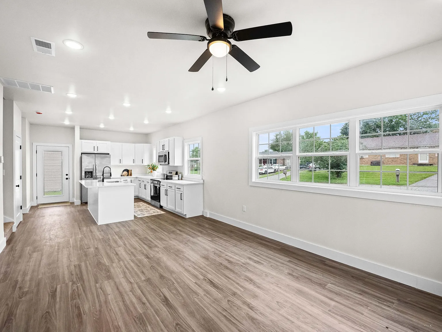 3 bed, 2.5 bath, 1564 sqft, $2,000 — Photo 2