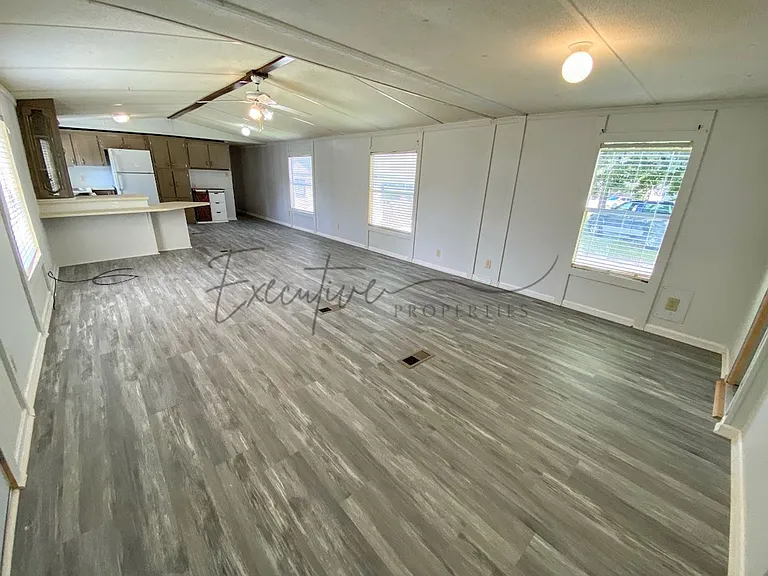 307 N Kinney Ave — Photo 2