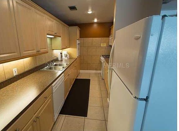 4th image of 4215 E Bay Dr #205