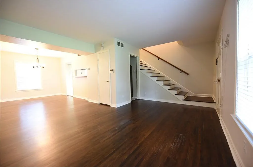 2-story condo in great location! — Photo 2