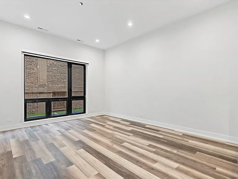 2317 N Clark — Photo 8