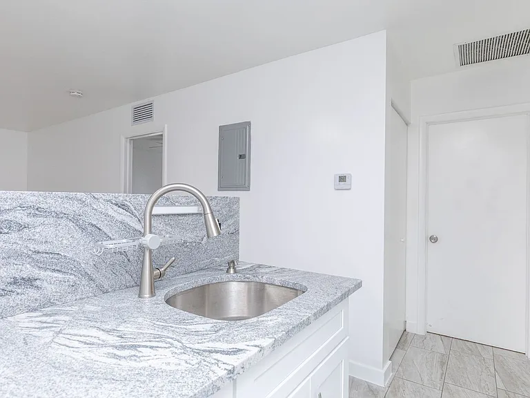 5918 Pierce St — Photo 7