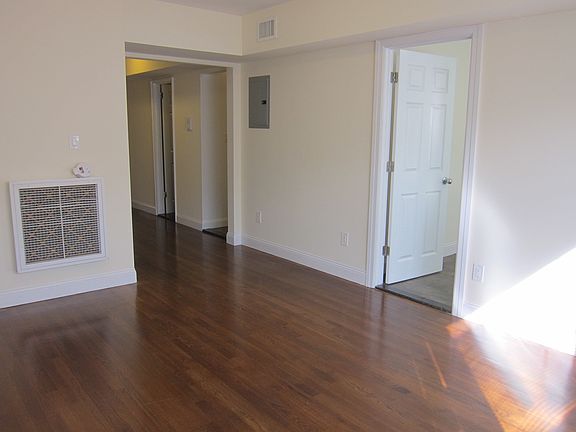 4th image of 2586 43rd St #1