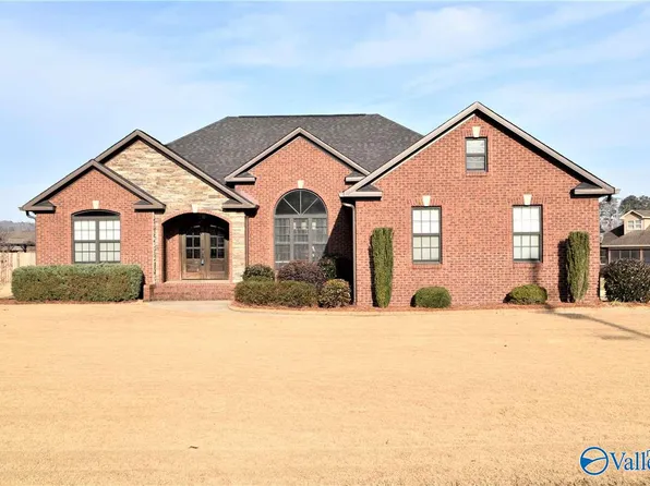 380 Creekside Cir, Gadsden, AL 35901