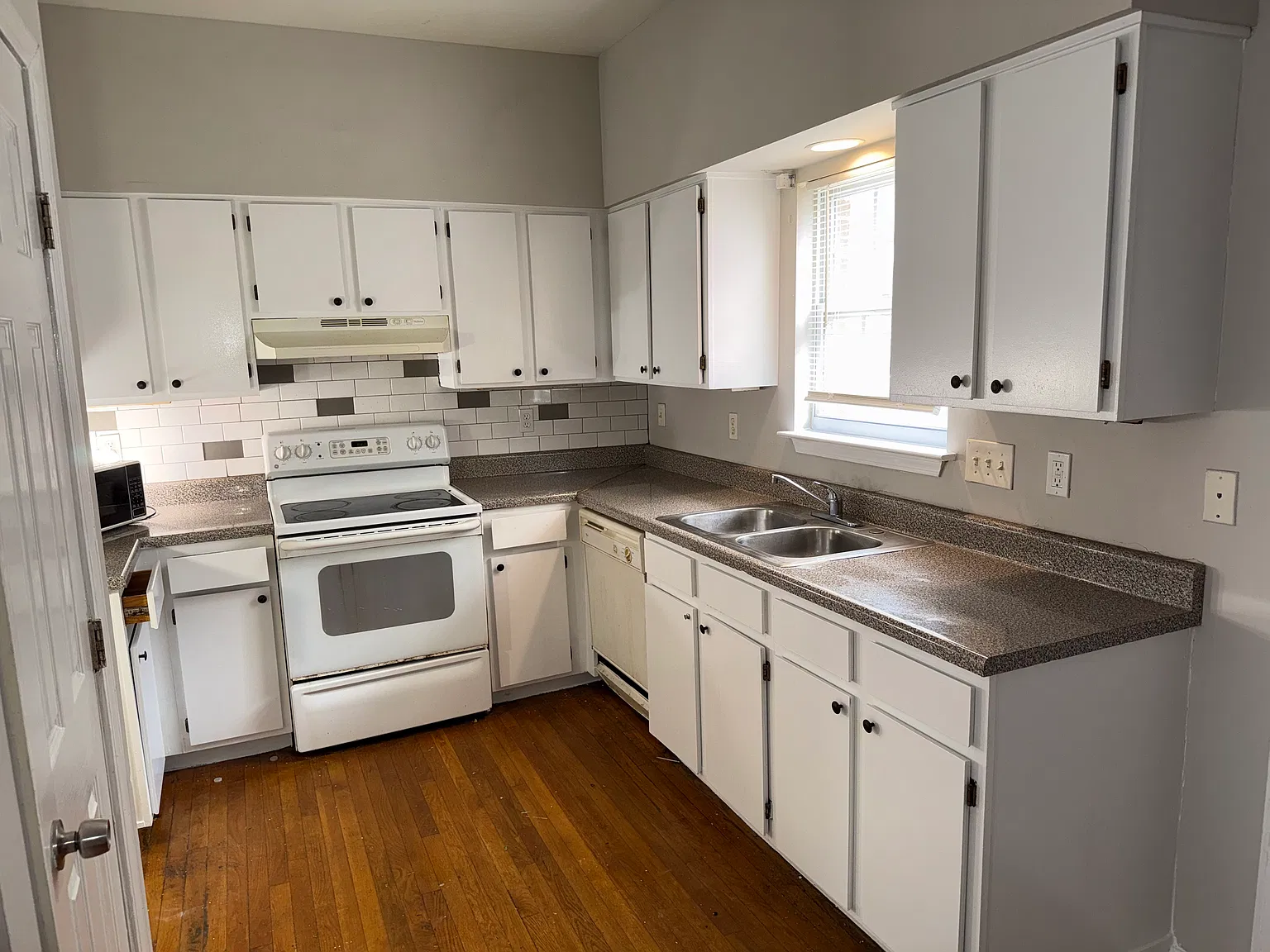 886 Mildred Place NW — Photo 3