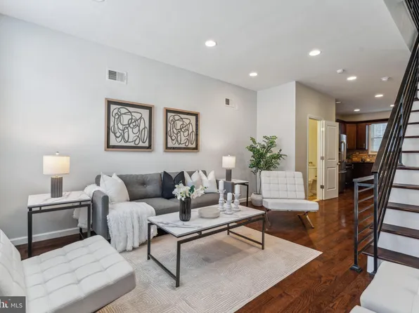 836 McClellan St, Philadelphia, PA 19148