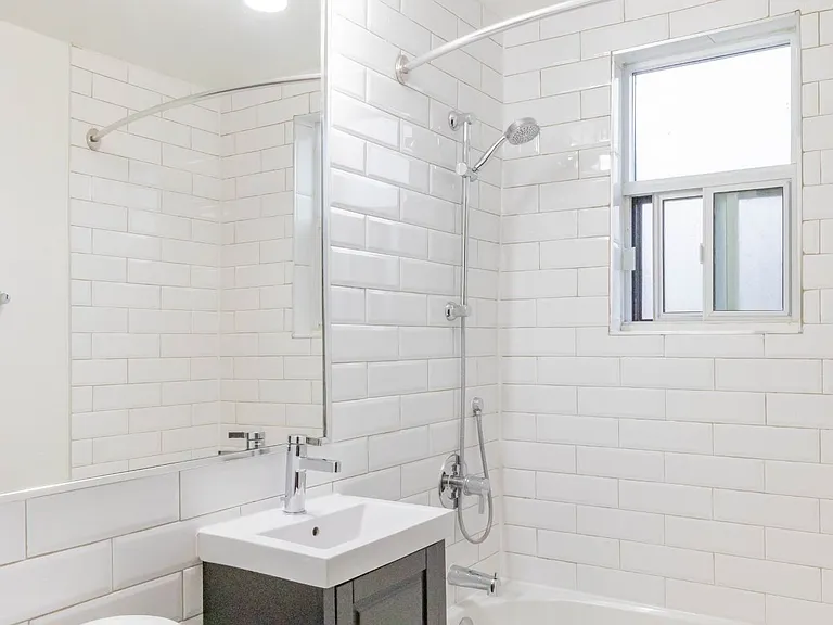 2406 Queen St E #2402 — Photo 8